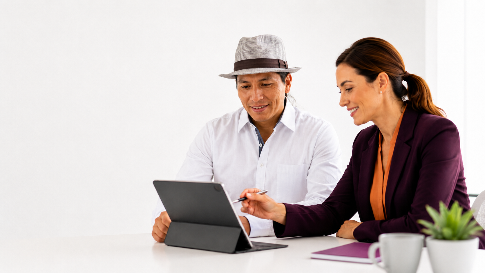 Cliente recibiendo orientacion para una solicitud de credito